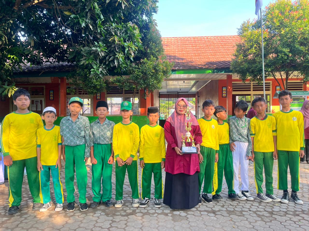 MI Islamiyah Tanjung Manis Raih Juara 1 Lomba Futsal Antar SD/MI pada Milad ke-63 MTsN 4 Serang