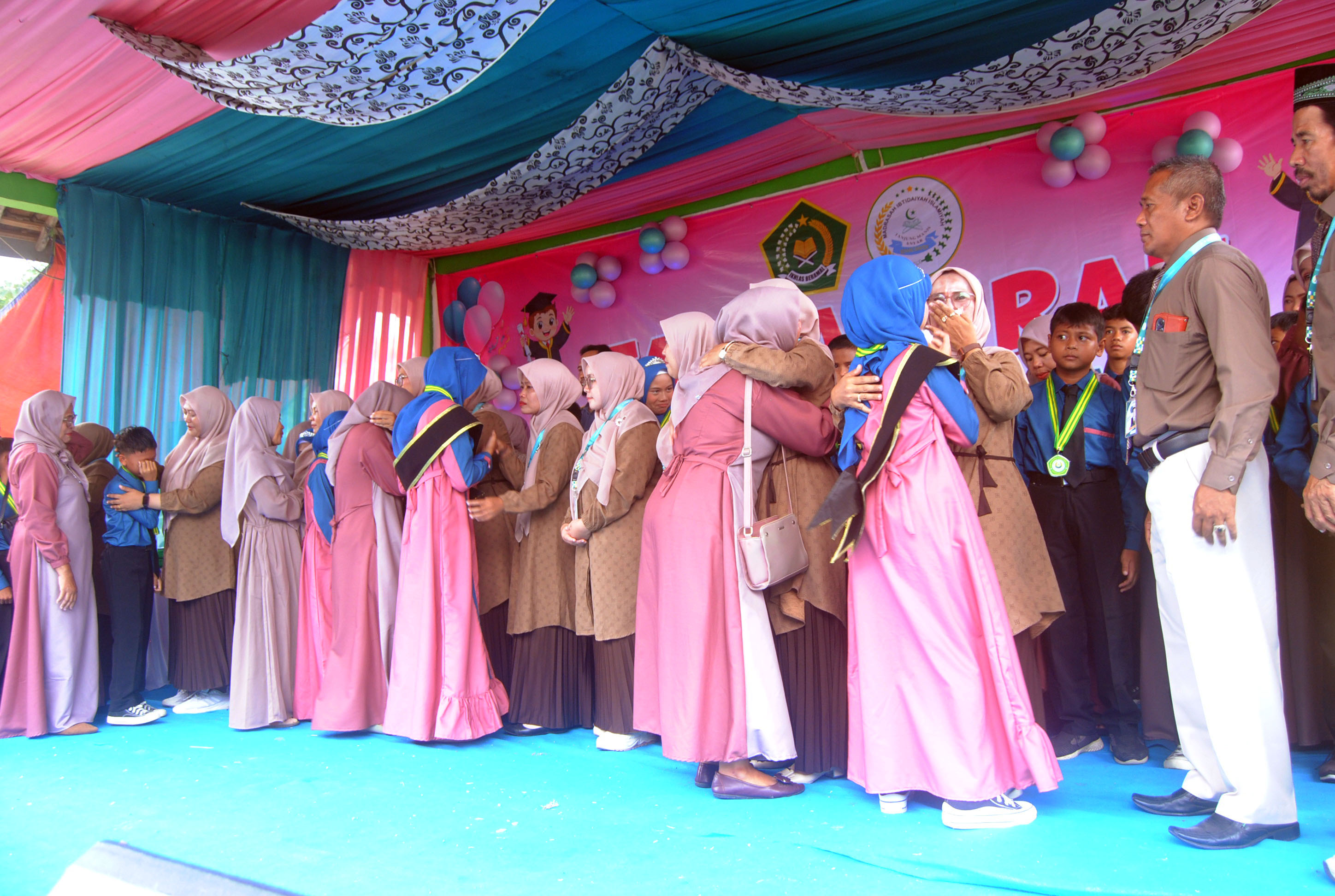 Tasyakuran Kelulusan Siswa Kelas VI MI Islamiyah Tanjung Manis Tahun Ajaran 2025/2026 Berlangsung Khidmat dan Penuh Haru